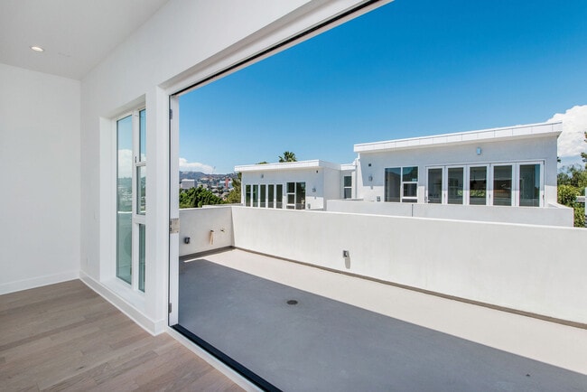 Photo - 857 1/2 Hyperion Ave Townhome