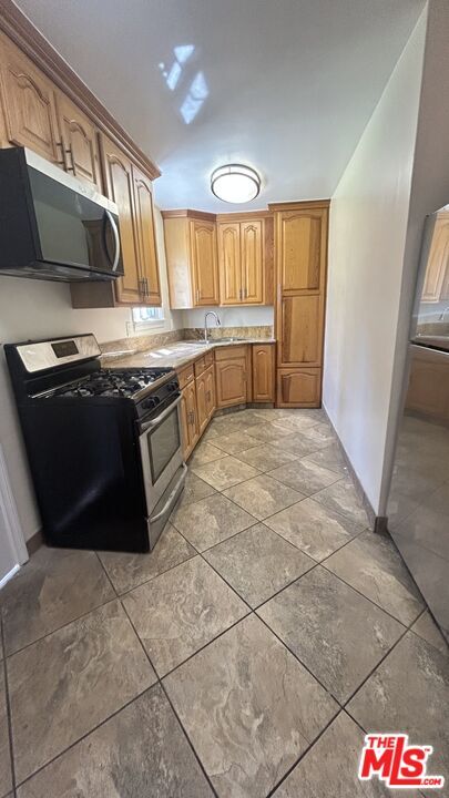 Building Photo - 626 E Fairview Blvd Rental