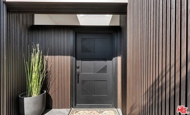 Photo - 418 N Bowling Green Way