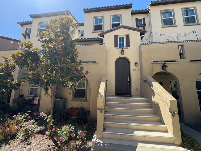 Stunning 3 Bedroom 3.5 Bathroom Townhome i... - Stunning 3 Bedroom 3.5 Bathroom Townhome i...