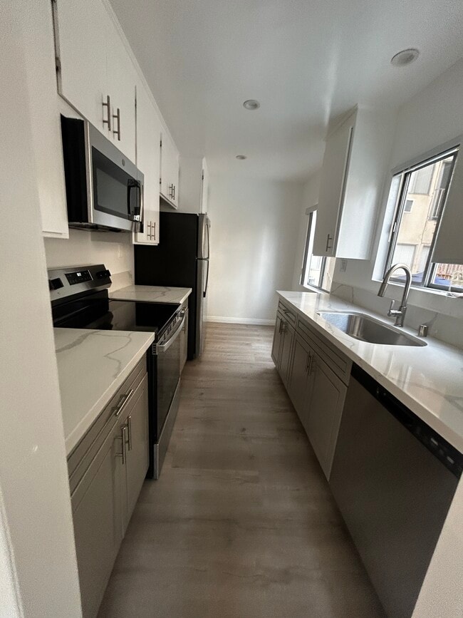 Kitchen - 649 Westbourne Dr