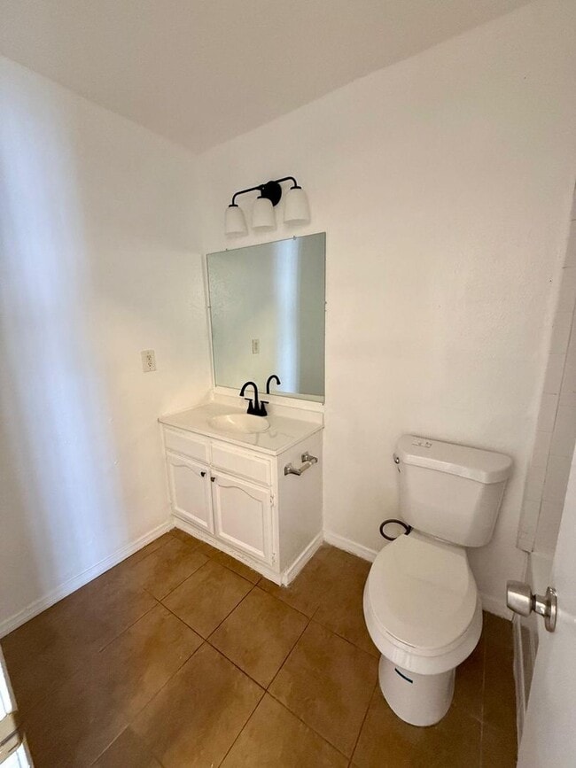 Building Photo - 16615 S Denver Ave Unit 2