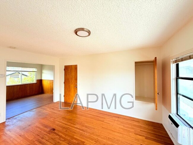 Photo - 2272 White St