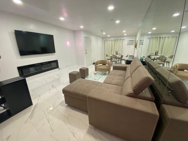 Photo - 8400 De Longpre Ave Condo Unit 311