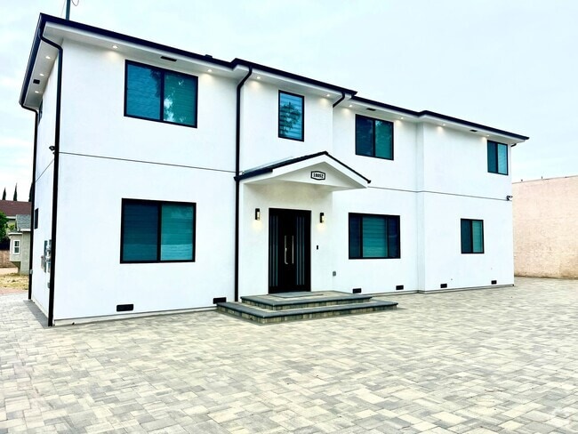 Building Photo - Newly built gated home with top of the lin...