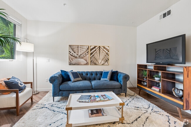 B 1BR, 1BA - 704SF - Living Room - EastView