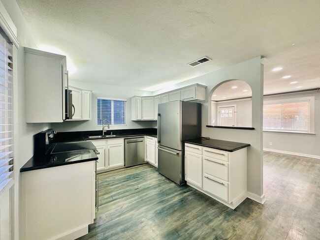 Photo - 294 Woodman St