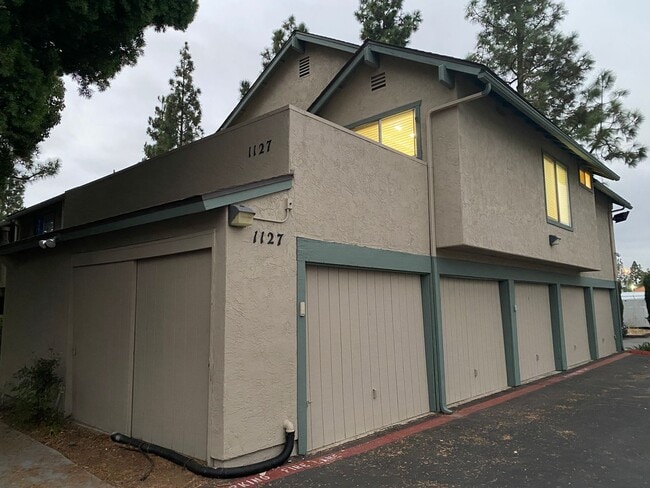 Building Photo - Decker Townhome