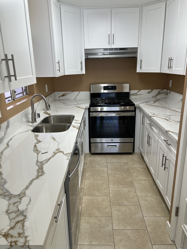 Building Photo - Toland Way Apartments