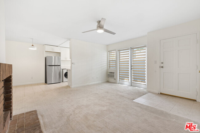 Building Photo - 2638 S Barrington Ave Unit 102 Rental