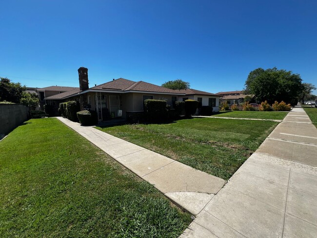 Building Photo - 2 Bedroom 1 Bath Apartment for Rent in Arcadia with New Ductless A/C