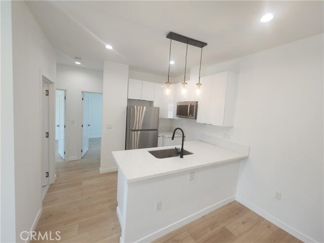 Building Photo - 10940 Oxnard St Unit 10942 1/2 Rental