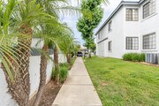 Courtyard - Casa Blanca Apartments