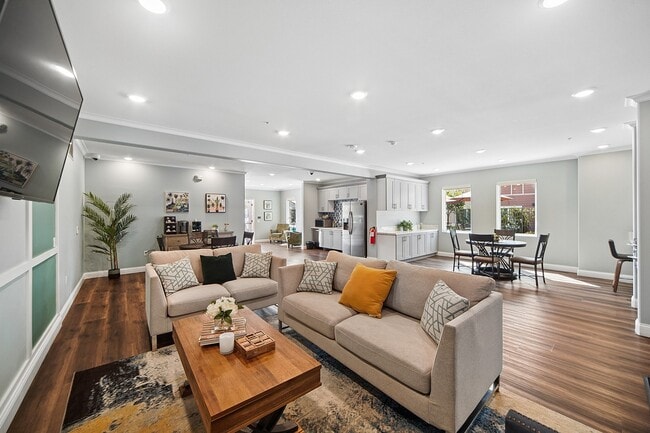 Clubhouse Lounge, Coffee Bar & Dining Area - Turtle Creek Apartments