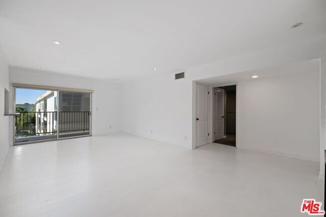 Photo - 949 Kings Rd Unit 309