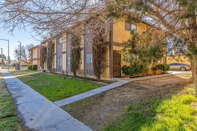 Photo - 232 E Lancaster Blvd