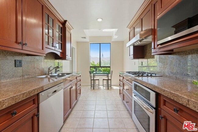 Building Photo - 1315 S Roxbury Dr Unit 201