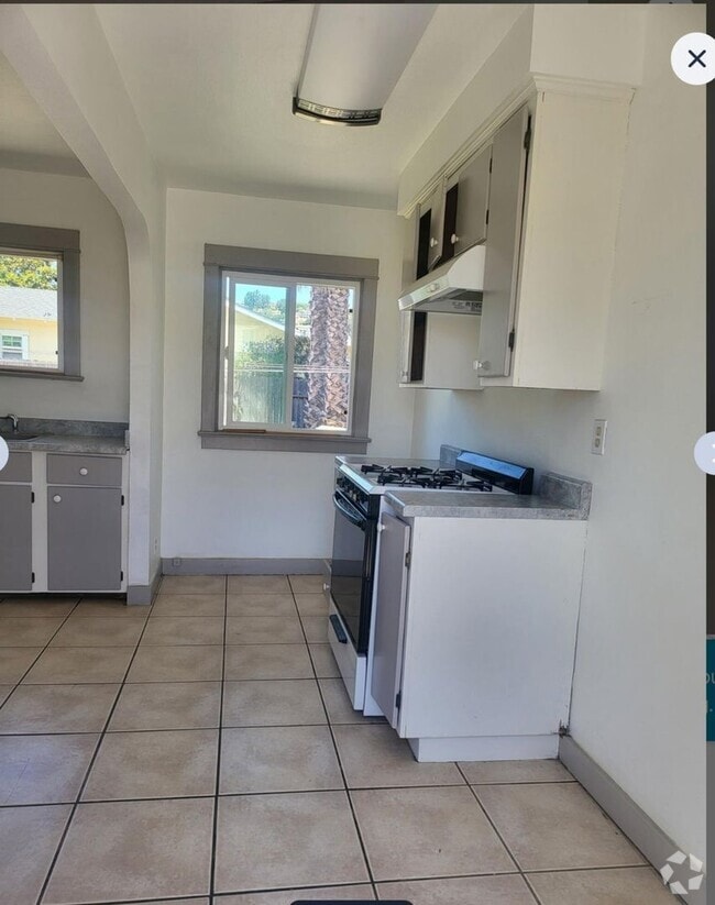 Building Photo - Two -Bedroom, 1 -Bath House