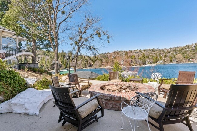 Building Photo - 716 Oak Point