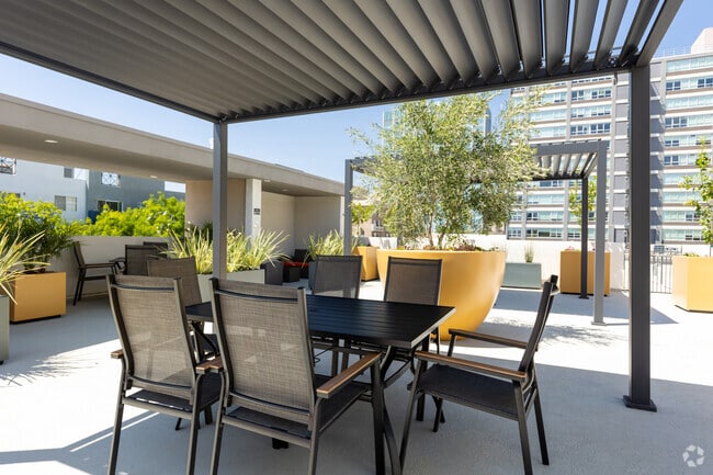 Building Photo - Kingsley Diplomat Apartments