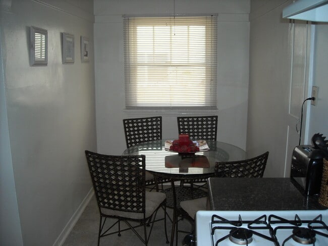 Breakfast Area - 815 Amapola Ave