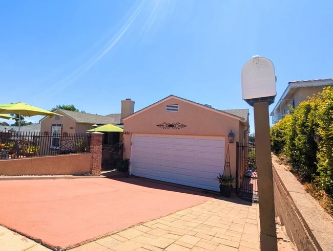 ENTRANCE TO BACK RENTAL - 5831 Adelaide Ave Unit back apartment