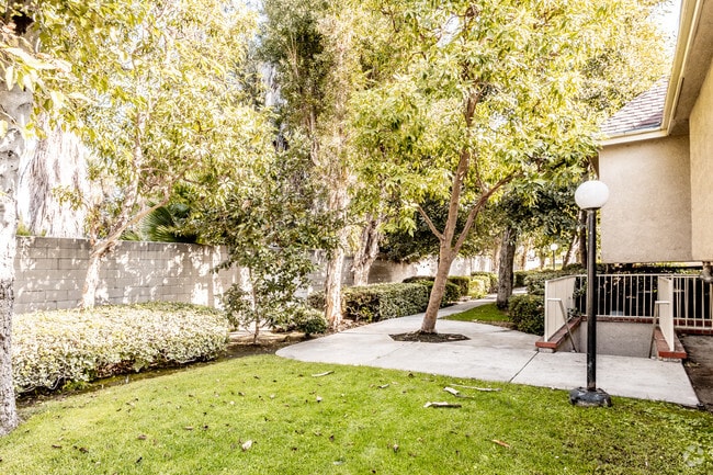 Courtyard - Bell Court Apartments