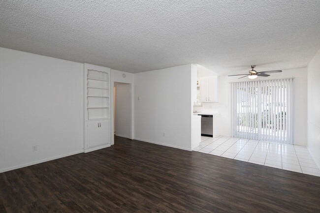 Building Photo - Spacious 2 Bedroom in University Heights w... Unit 01 Rental