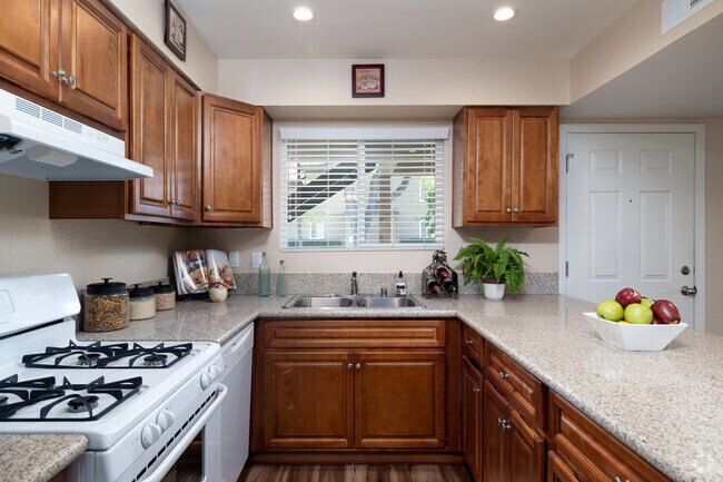 2BR, 2BA - 1,093SF - Kitchen - Sycamore Terrace Apartments