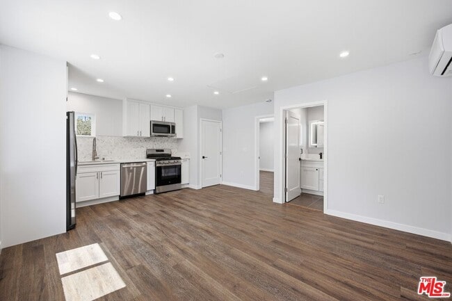 Photo - 3121 Oakhurst Ave
