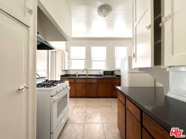 Photo - 860 S Berendo St