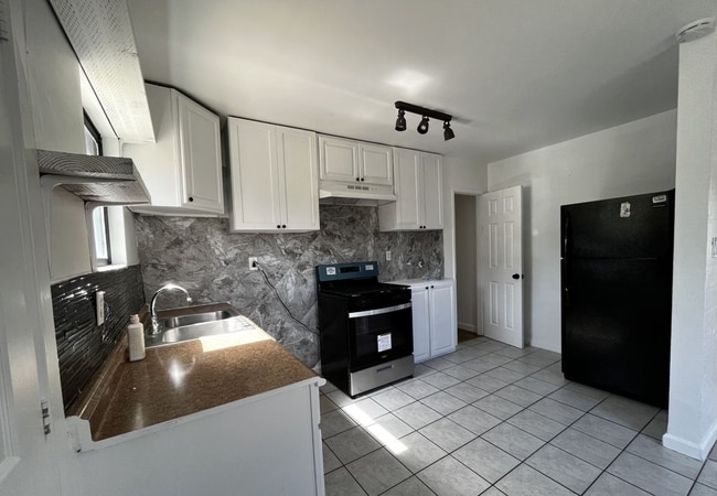 Building Photo - 2085 Franklin Ave Unit 2085 1/2 Franklin Ave