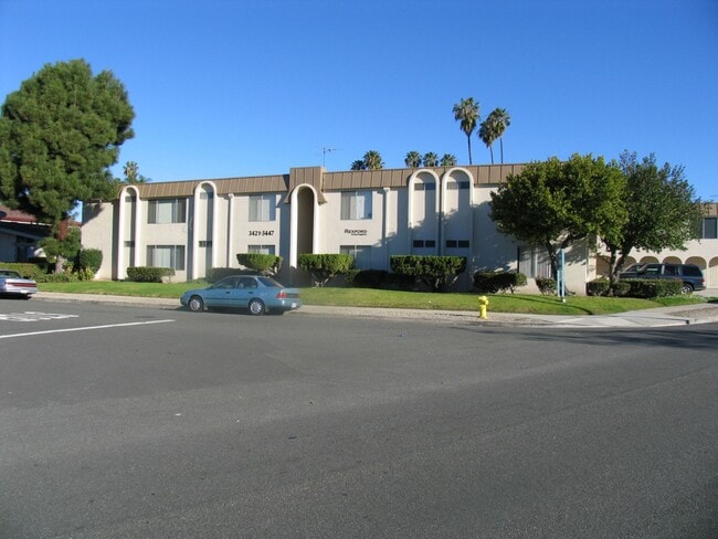 Building Photo - Mid Town Ventura 2 Bedroom 2 Bath Upstairs Corner Unit 3437