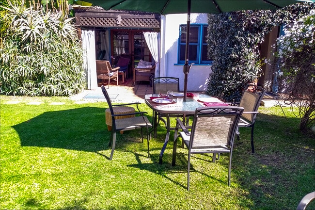 Large, exclusive-use yard w/4 seat dining set. Covered cabana in background. - 14 S Venice Blvd Unit apt #14