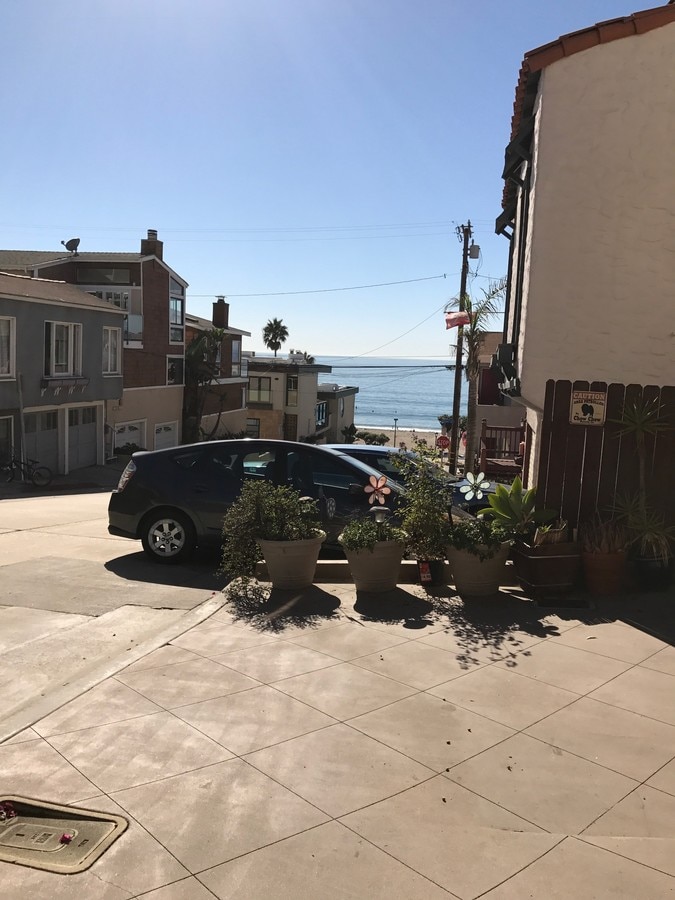 Literally steps to the beach. - 133 43rd St Unit BeachStudio