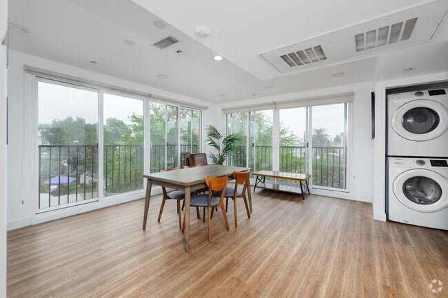 6BR, 6BA - 1,500SF - Living Room - The Rise