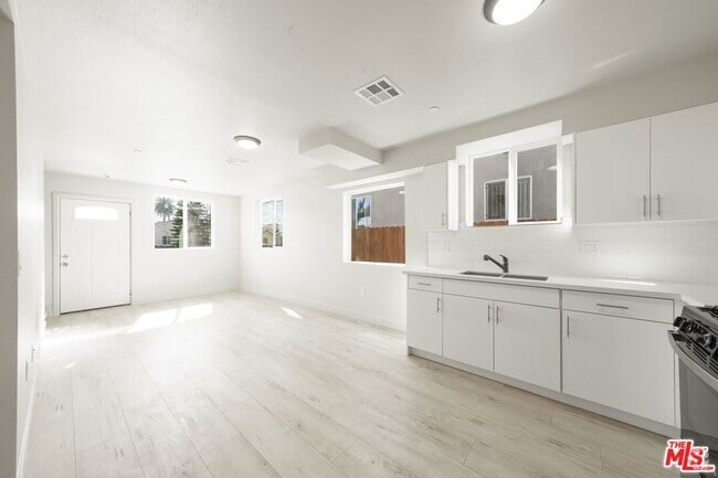 Building Photo - 737 E 82nd St Rental