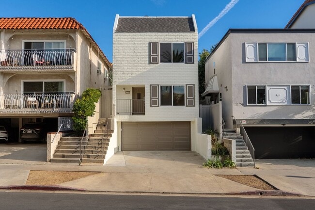 Building Photo - Gorgeous 3+3 Private Single Family Townhou...