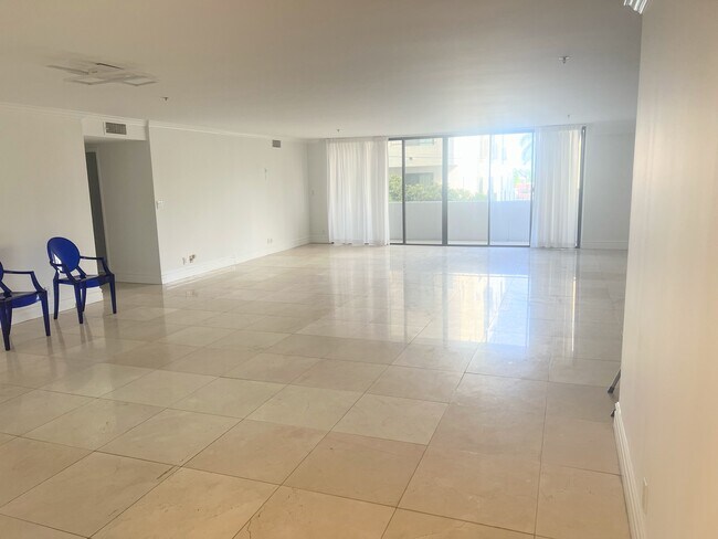 Very spacious living room - 10660 Wilshire Blvd Condo Unit 309