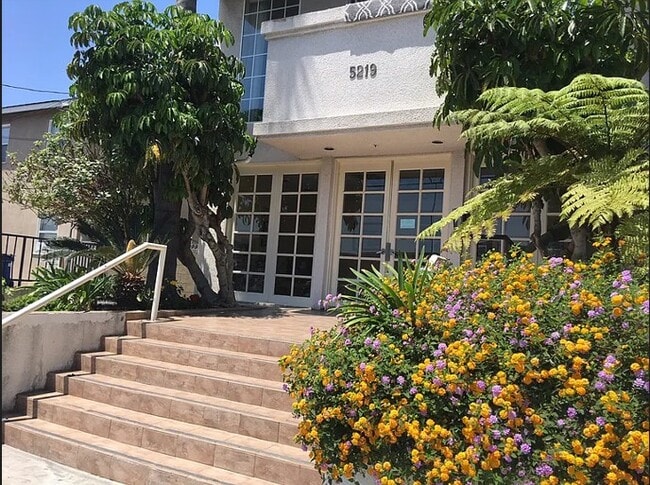Building front door - 5219 Newcastle Ave Unit 402