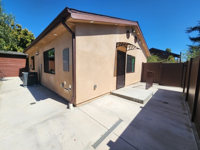 Building Photo - 10941 Walnut Dr