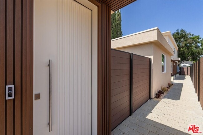 Photo - 5912 1/2 Mammoth Ave