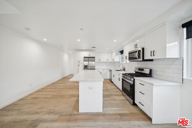 Building Photo - 837 N Harvard Blvd Unit 837 1/2