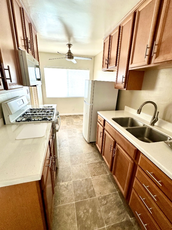 Photo - 1570 Hornblend St