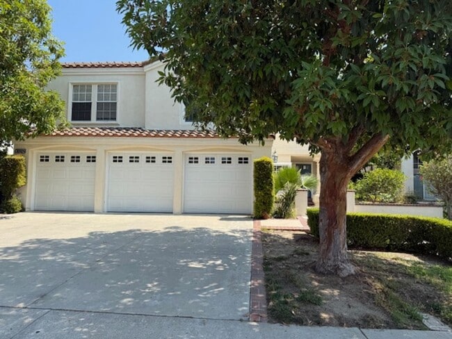 Building Photo - Spacious Home in Tustin with Main Floor Be...