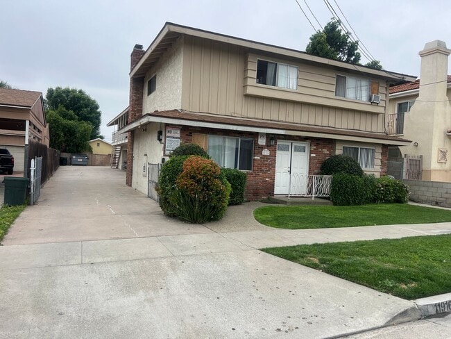 Photo - 2 Bedroom 1.5 Bath $2,450!! $500 Off the 1st Month