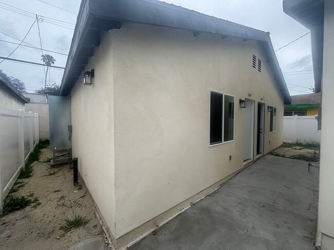 Building Photo - 3006 S Palm Grove Ave Unit Rear  3