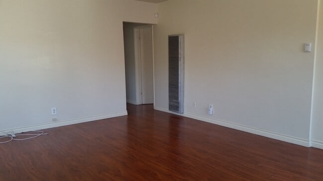 Photo - 15418 Larch Ave