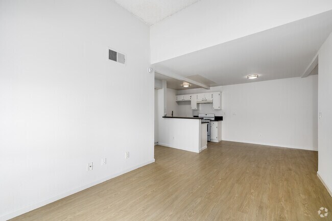 2BR, 2BA - 890SF - Living Room - 515 S Harvard Blvd