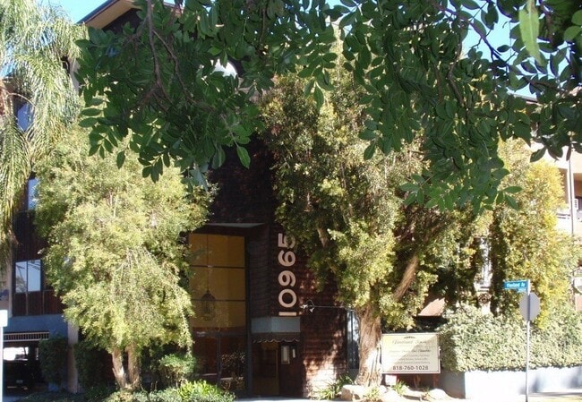 Building Photo - 10965 Fruitland Dr